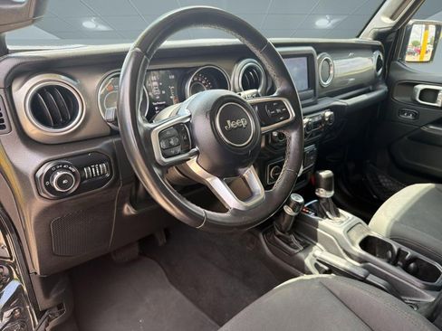 Used 2019 Jeep Wrangler Unlimited Sahara AWD/4WD image 4