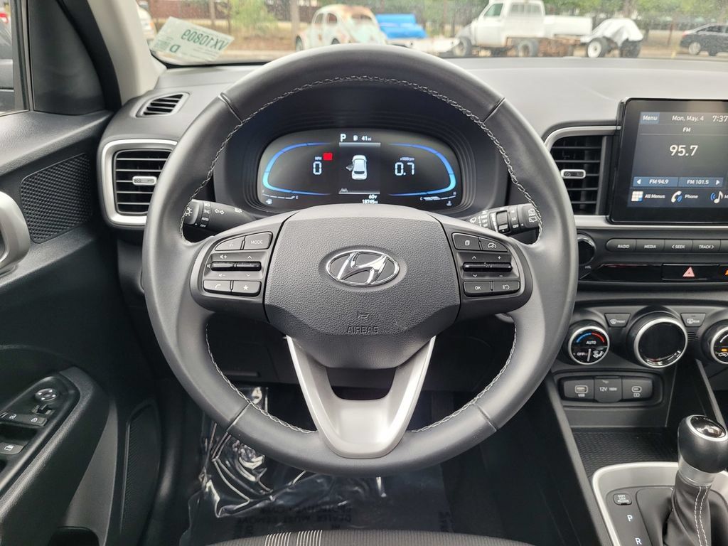 Used 2025 Hyundai Venue SEL FWD image 17