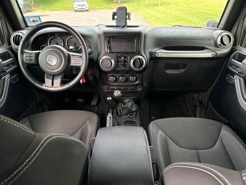 Used 2015 Jeep Wrangler Unlimited Rubicon w/ Connectivity Group AWD/4WD image 18