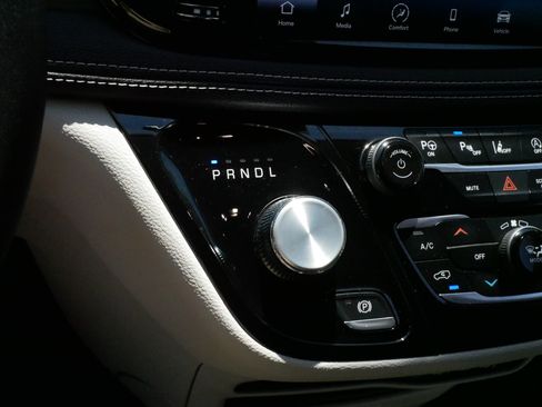 Used 2023 Chrysler Pacifica Touring-L AWD/4WD image 24