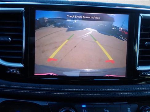 Used 2022 Chrysler Pacifica Touring-L image 19