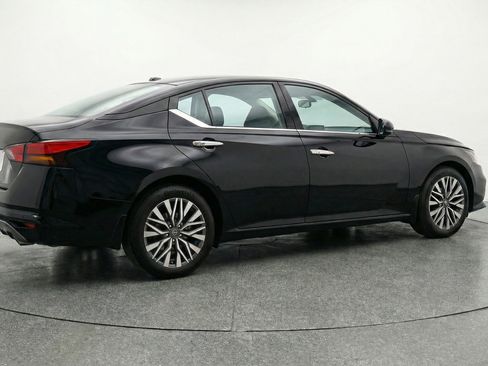 Used 2025 Nissan Altima 2.5 SV FWD image 9