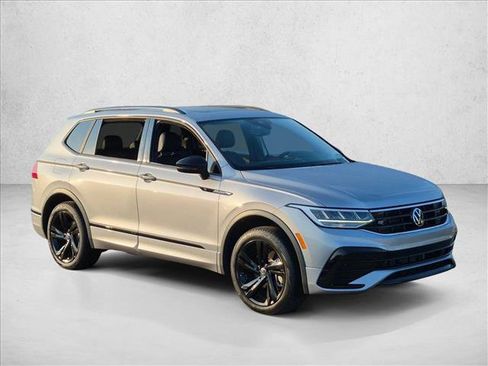 Used 2023 Volkswagen Tiguan SE R-Line FWD image 3