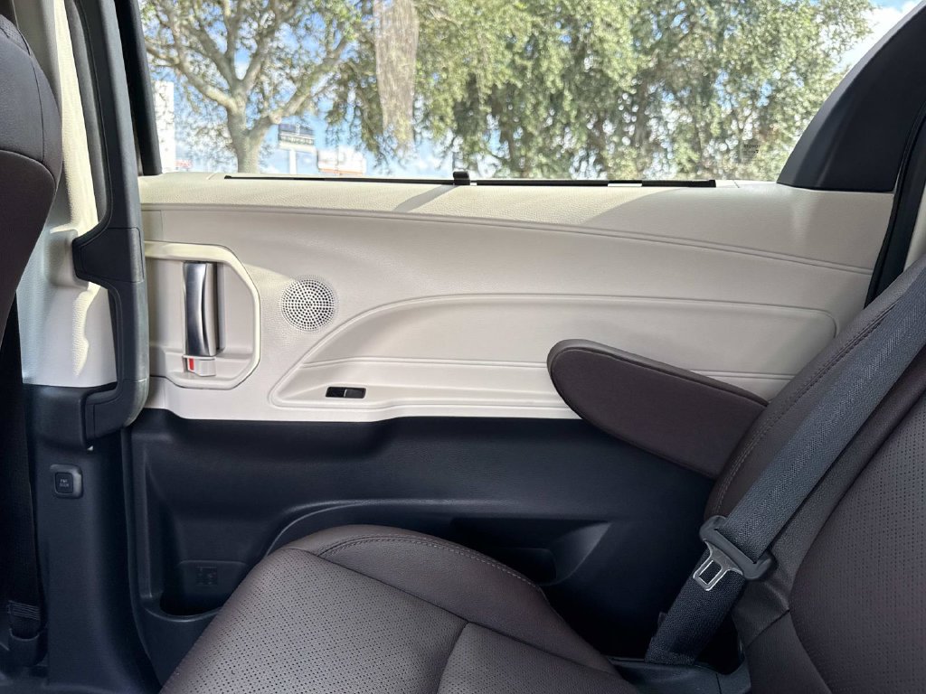 Used 2023 Toyota Sienna Platinum AWD/4WD image 25