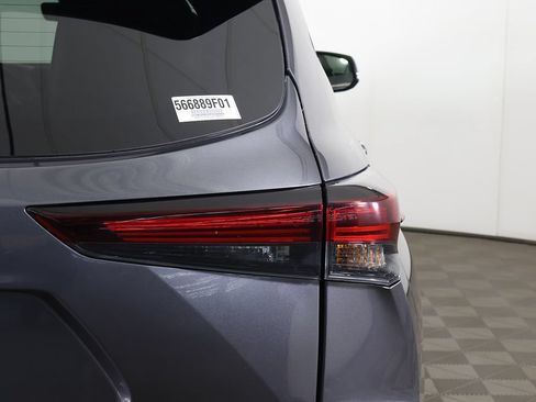 Used 2024 Toyota Highlander XLE AWD/4WD image 17