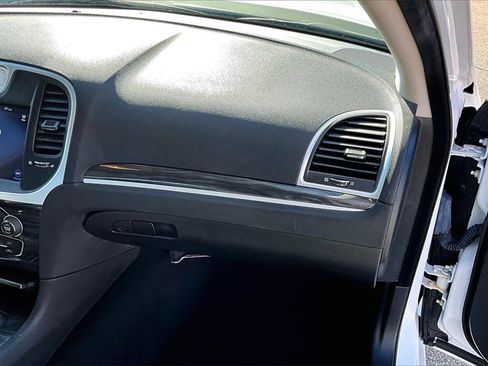 Used 2022 Chrysler 300 Touring image 16