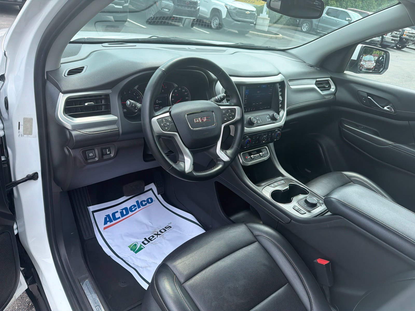 Used 2023 GMC Acadia SLT AWD/4WD image 10