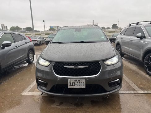 Used 2022 Chrysler Pacifica Touring-L FWD image 5