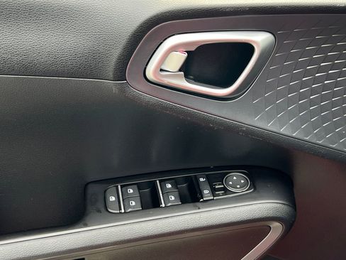 Used 2020 Kia Soul GT-Line FWD image 17