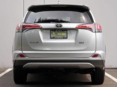 Used 2018 Toyota RAV4 XLE FWD image 10