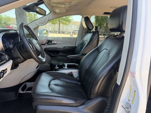 Used 2022 Chrysler Pacifica Touring-L FWD image 23