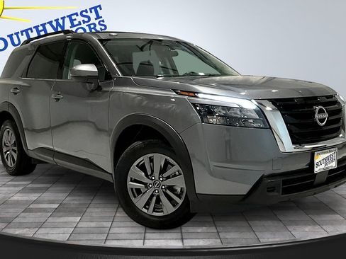 Used 2025 Nissan Pathfinder SV FWD image 3