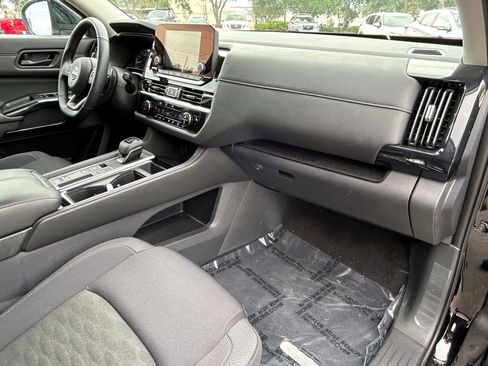 Certified 2025 Nissan Pathfinder SV w/ Black Appearance Package FWD image 39