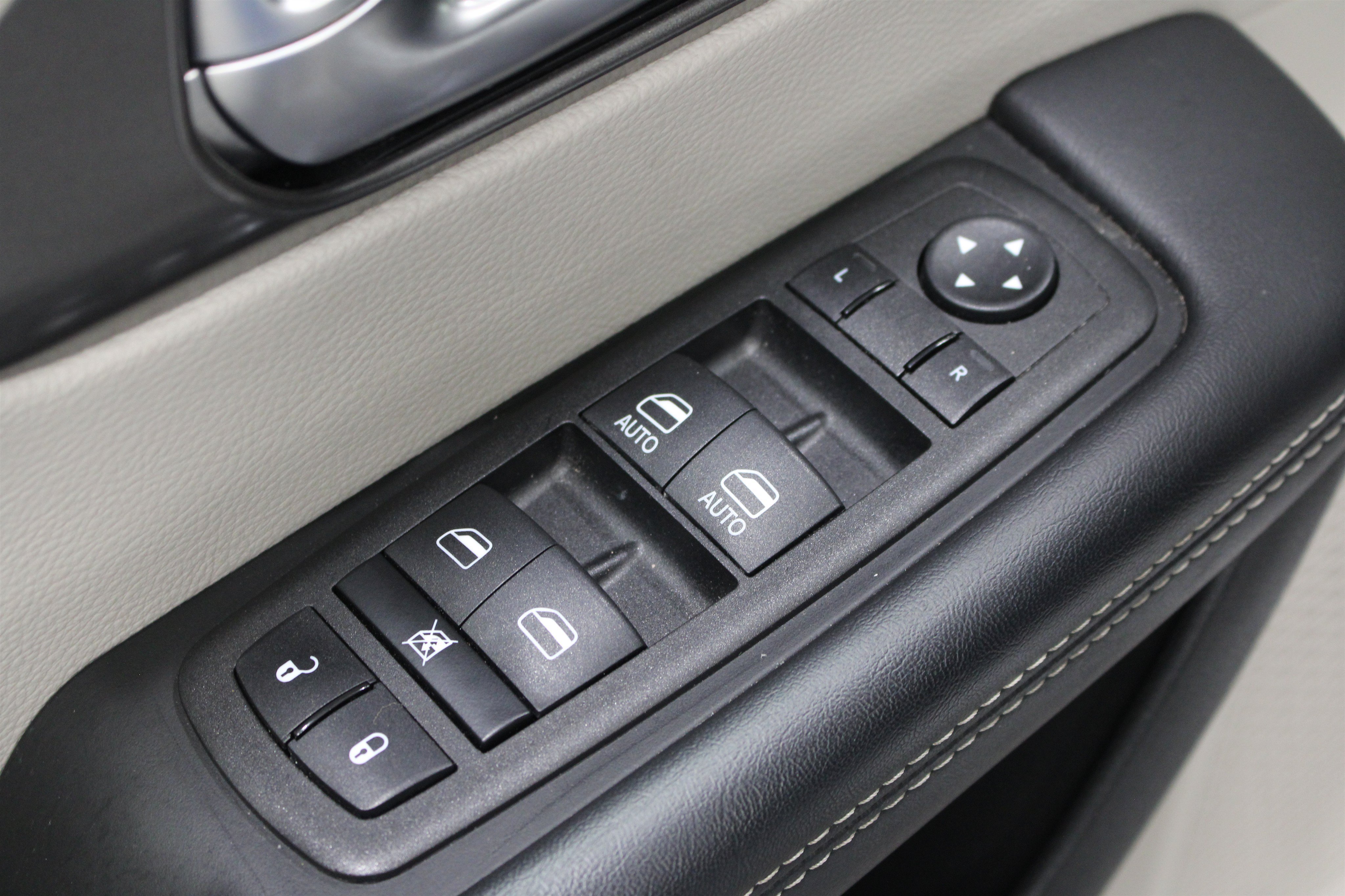Used 2023 Chrysler Pacifica Touring-L FWD image 7
