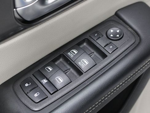 Used 2023 Chrysler Pacifica Touring-L FWD image 7