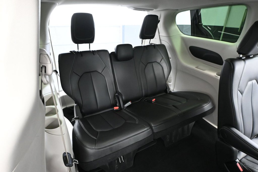 Used 2023 Chrysler Pacifica Touring-L AWD/4WD image 33