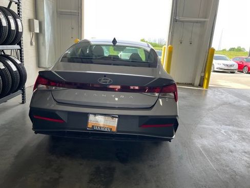 Used 2025 Hyundai Elantra SE FWD image 7