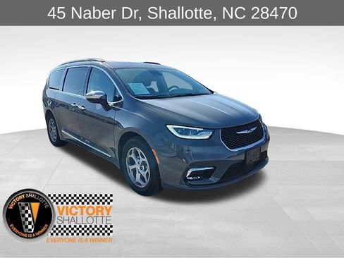 Used 2023 Chrysler Pacifica Limited image 1