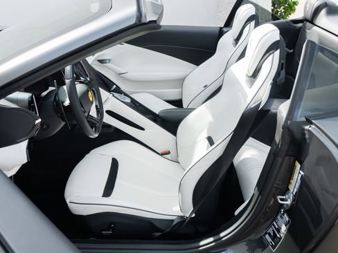Used 2025 Ferrari Roma Spider image 7