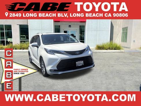 Used 2021 Toyota Sienna XLE FWD image 1