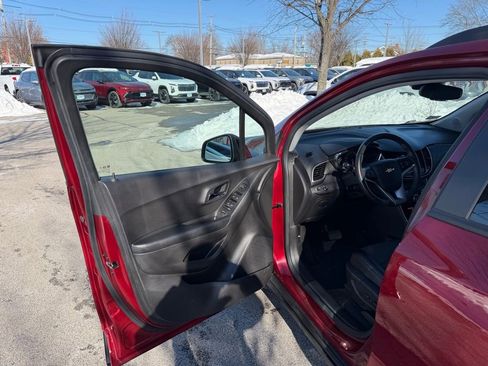 Used 2022 Chevrolet Trax LT w/ LT Convenience Package image 8