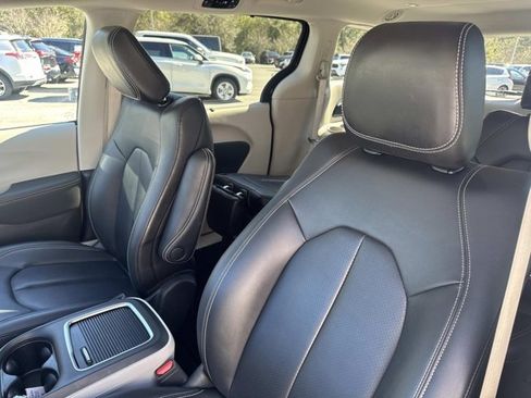 Used 2024 Chrysler Pacifica Touring-L image 11