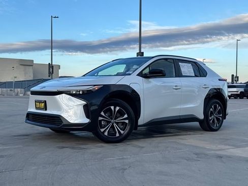 Used 2025 Toyota bZ4X FWD image 3