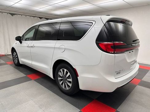 Used 2023 Chrysler Pacifica Touring-L FWD image 4