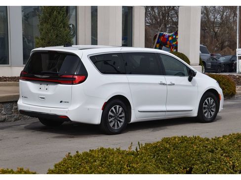 Used 2023 Chrysler Pacifica Limited w/ Uconnect Theater Family Group image 4