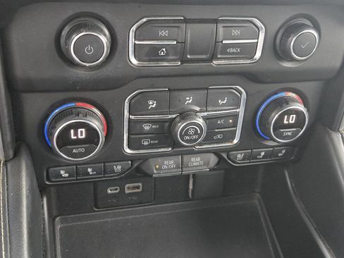 Used 2021 Chevrolet Tahoe Premier w/ Premium Package image 18