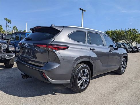 Used 2025 Toyota Highlander XLE image 4