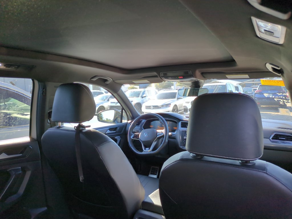 Used 2023 Volkswagen Tiguan SE R-Line FWD image 9
