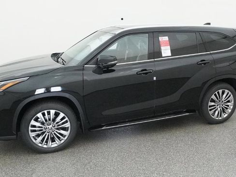New 2026 Toyota Highlander Platinum image 2
