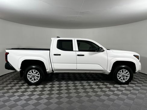 Used 2024 Toyota Tacoma SR AWD/4WD image 4