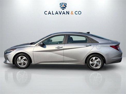 Used 2021 Hyundai Elantra SE image 4
