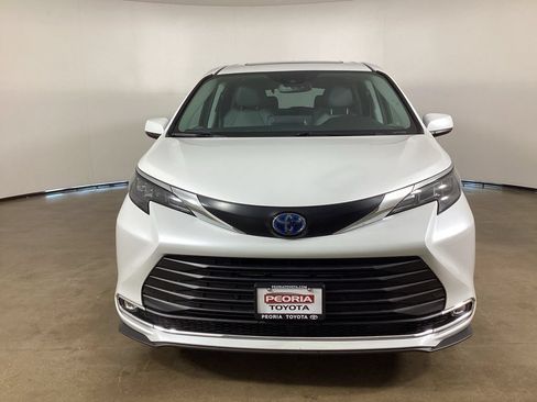 Used 2024 Toyota Sienna XLE FWD image 2