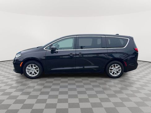 Used 2023 Chrysler Pacifica Touring-L FWD image 8