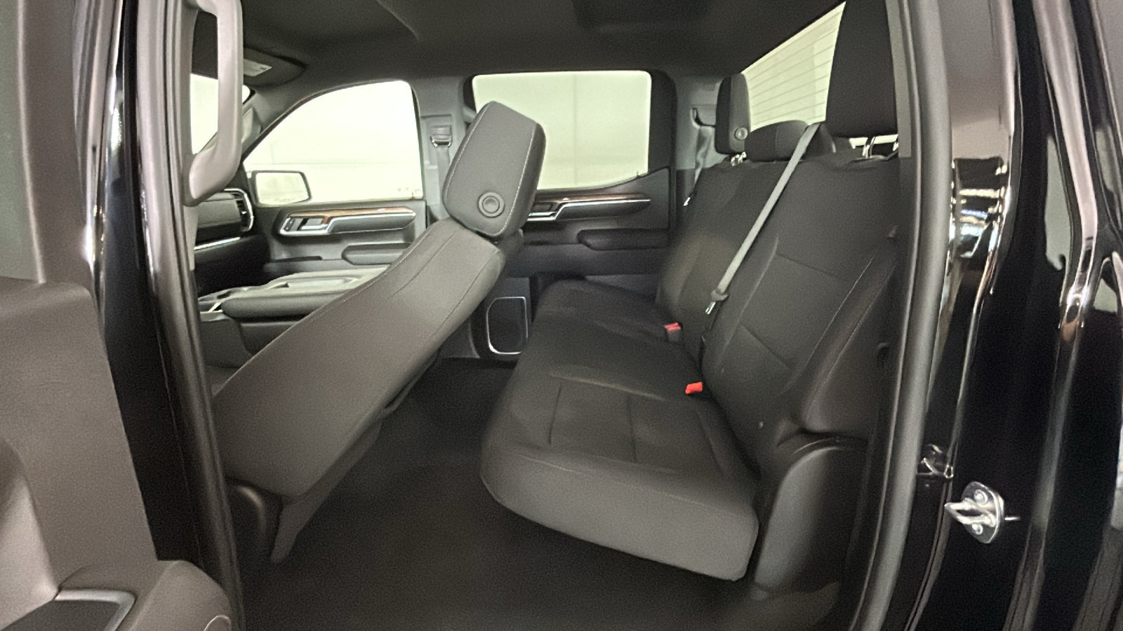 Used 2024 Chevrolet Silverado 1500 LT AWD/4WD image 32