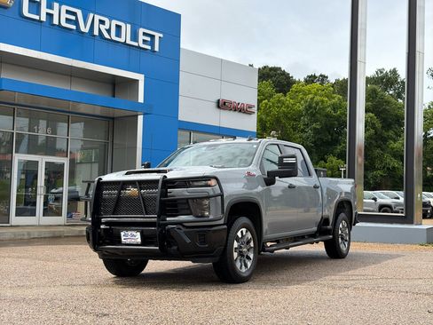Used 2025 Chevrolet Silverado 2500 Custom w/ Custom Value Package AWD/4WD image 12