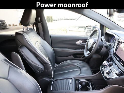 Used 2025 Chrysler Pacifica Limited image 11