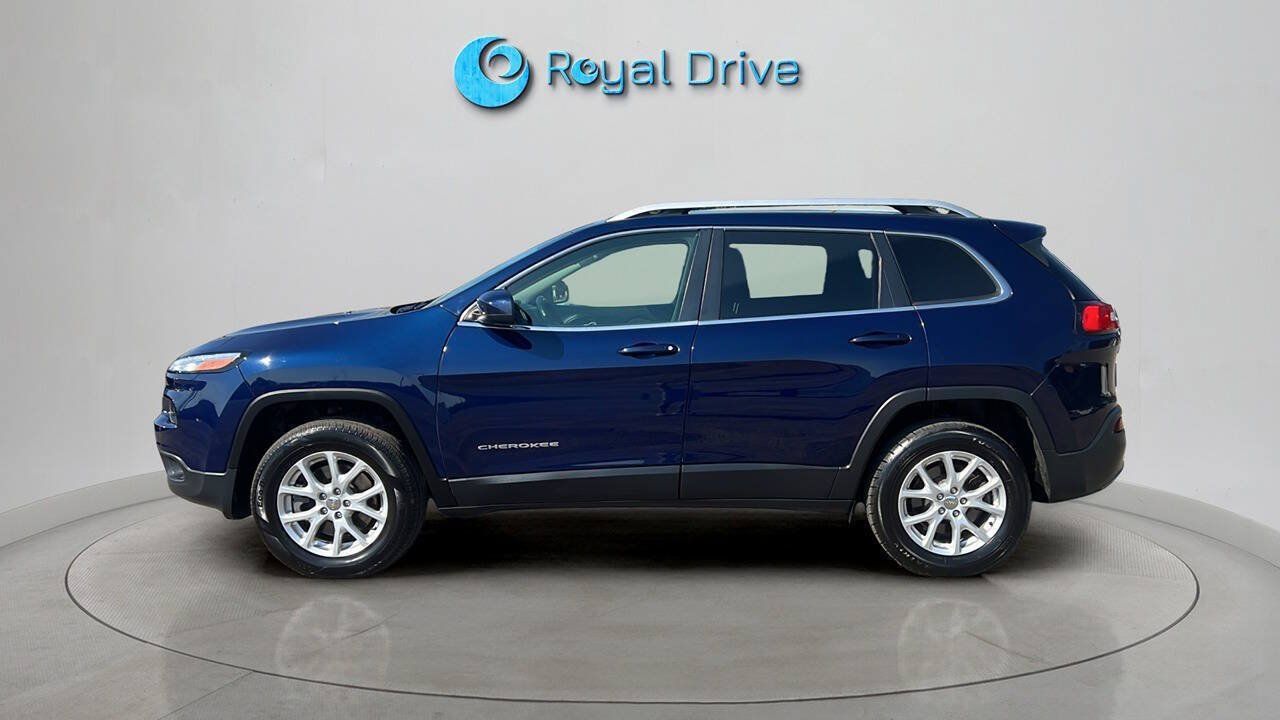 Used 2016 Jeep Cherokee Latitude w/ Cold Weather Group AWD/4WD image 2