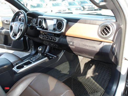 Used 2017 Toyota Tacoma Limited image 13