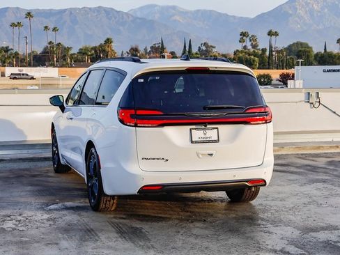 New 2026 Chrysler Pacifica Select w/ S Appearance Package image 7