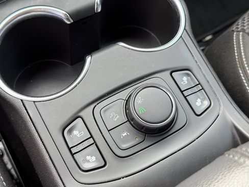 Used 2024 GMC Terrain SLE w/ Driver Convenience Package image 23