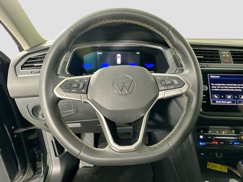 Used 2022 Volkswagen Tiguan SE w/ Panoramic Sunroof Package image 11