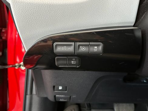Used 2019 Toyota Prius LE FWD image 18