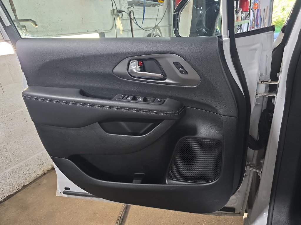 Used 2025 Chrysler Pacifica Select FWD image 31