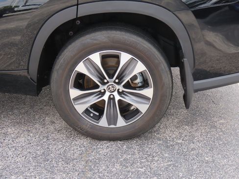 Used 2023 Toyota Highlander XLE FWD image 16