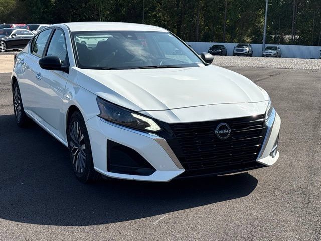 Used 2025 Nissan Altima 2.5 SV FWD image 1