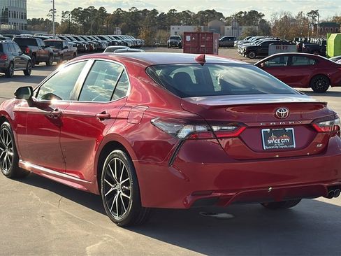 Used 2021 Toyota Camry SE image 3